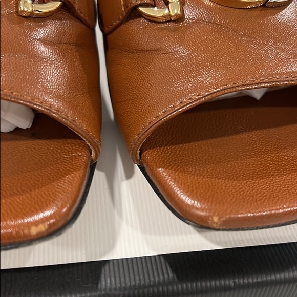 Gently used GG Zumi 25 square toe slide.
Interlocking GG logo in gold & silver. - Picture 3 of 6